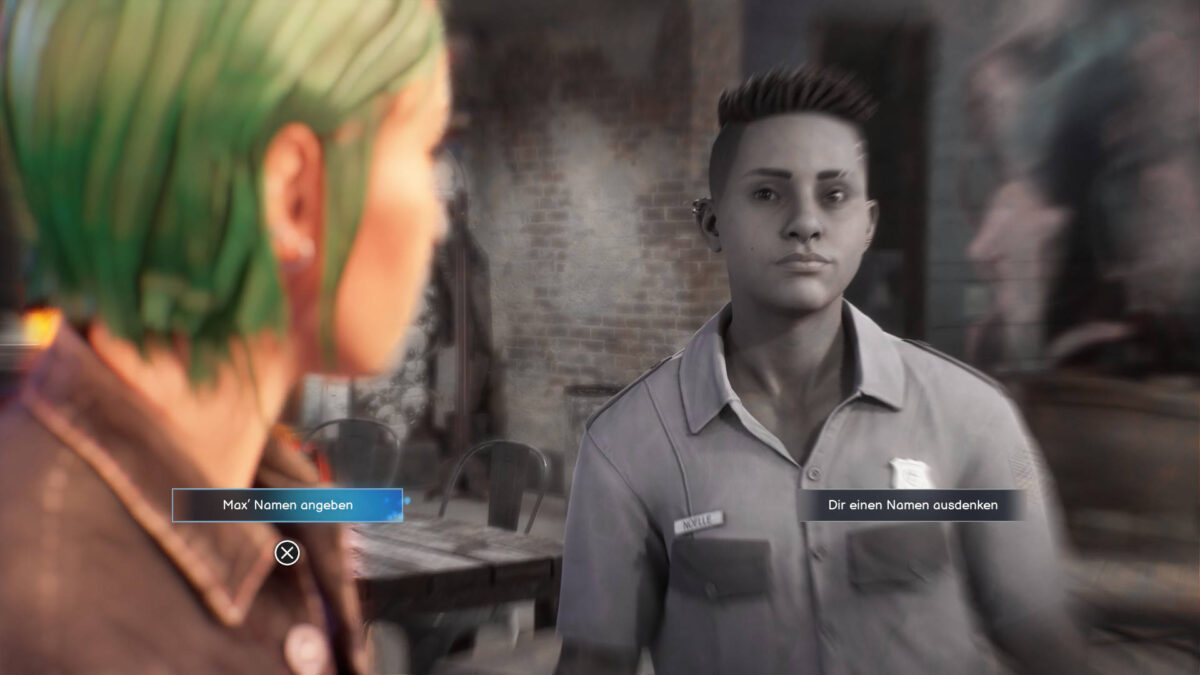 Chloe sitzt der Security Frau Noelle gegenüber.