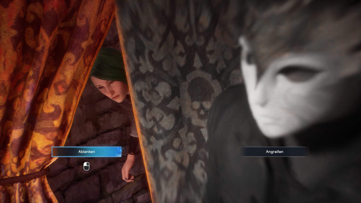 Chloe versteckt sich hinter einem Vorhang, davor ein maskierter Mann.