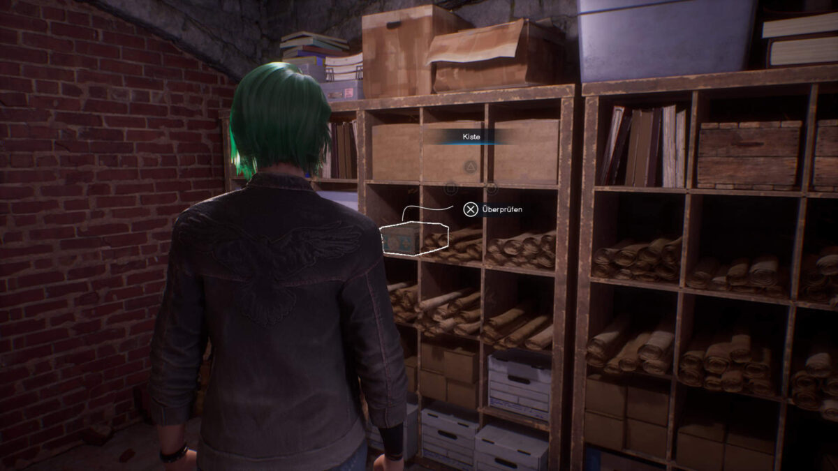 Chloe steht vor einem Regal mit mehreren Schriftrollen und einer Kiste.