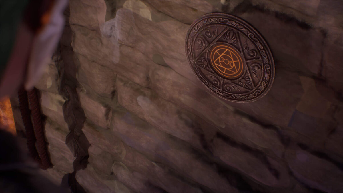 Eine silberne Tafel, darin ein Symbol.