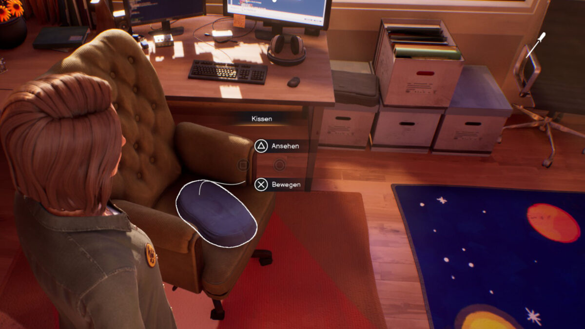 Max steht an Moses Schreibtisch und sucht ein Kissen für die Tasse im Schrank.