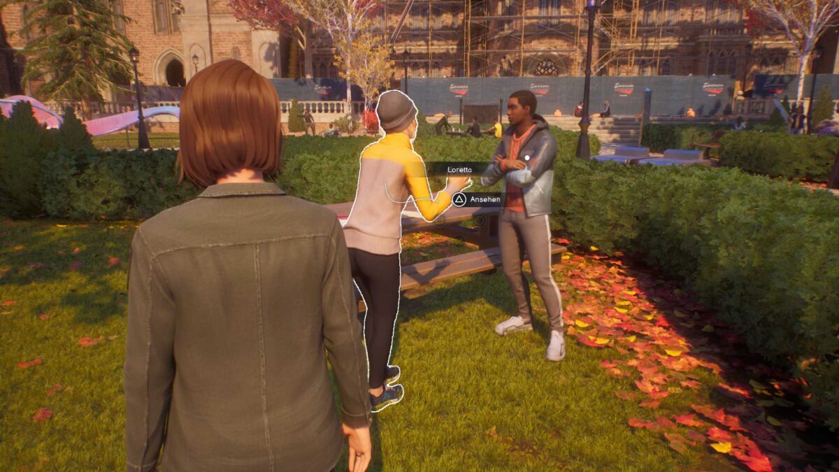 Loretta streitet mit einem Studenten neben einem Tisch.