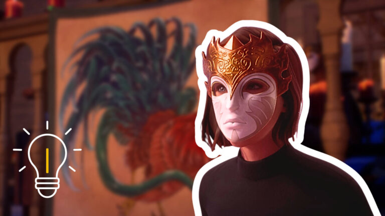 Max mit einer weißen Maske. Dahinter ein Basilisk auf einem Wandteppich.