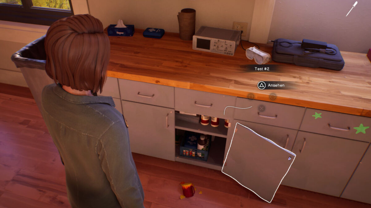 EIne zerbrochene Tasse in Moses Büro, während er euch testet.