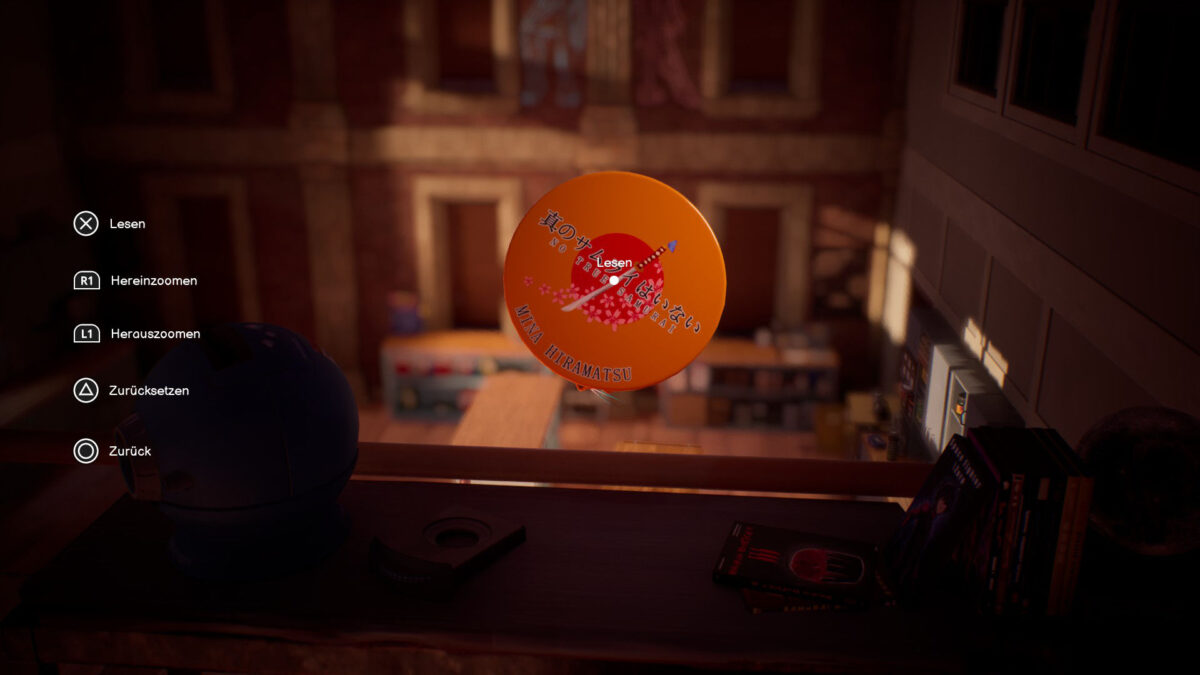 Eine Figur mit unten mit japanischen Zeichen und einem Namen.