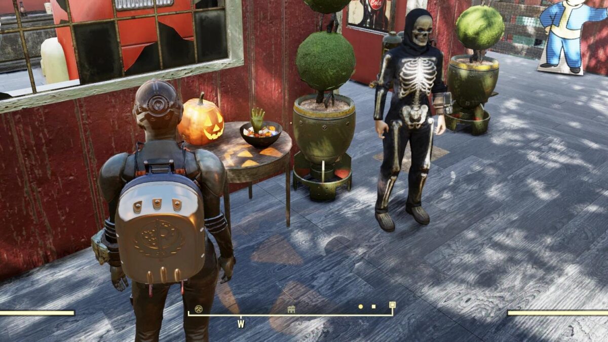 Fallout 76 Gruselige Verbrannte Zwei Spieler vor Tisch mit gruseliger Süßigkeitenschüssel und Kürbislaterne