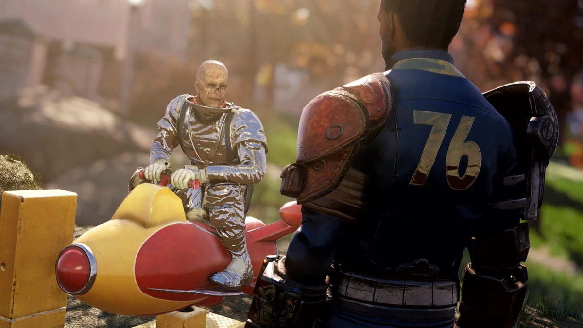 News Fallout 76 Ghul in Weltraumanzug sitzt auf Raketen-Kinderspielzeug vor Mann im Vault 76-Anzug