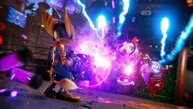 Ratchet kämpft im PS5-Spiel Ratchet & Clank: Rift Apart gegen einen Roboter.