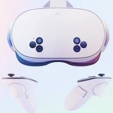Die VR-Brille Meta Quest 3S von vorn mit zwei Controllern.