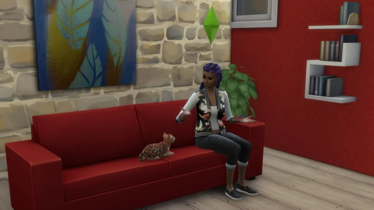 Frau spricht mit Katze auf Sofa