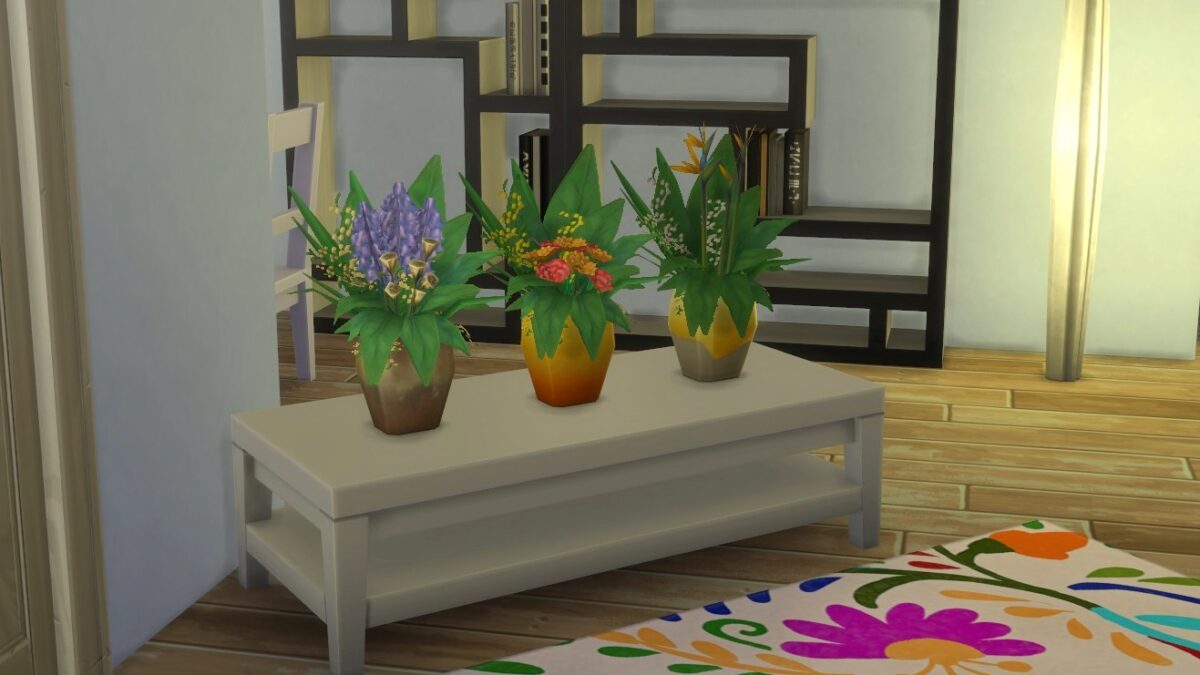 Sims 4 Jahreszeiten mehrere Blumengestecke auf einem Couchtisch in Wohnraum