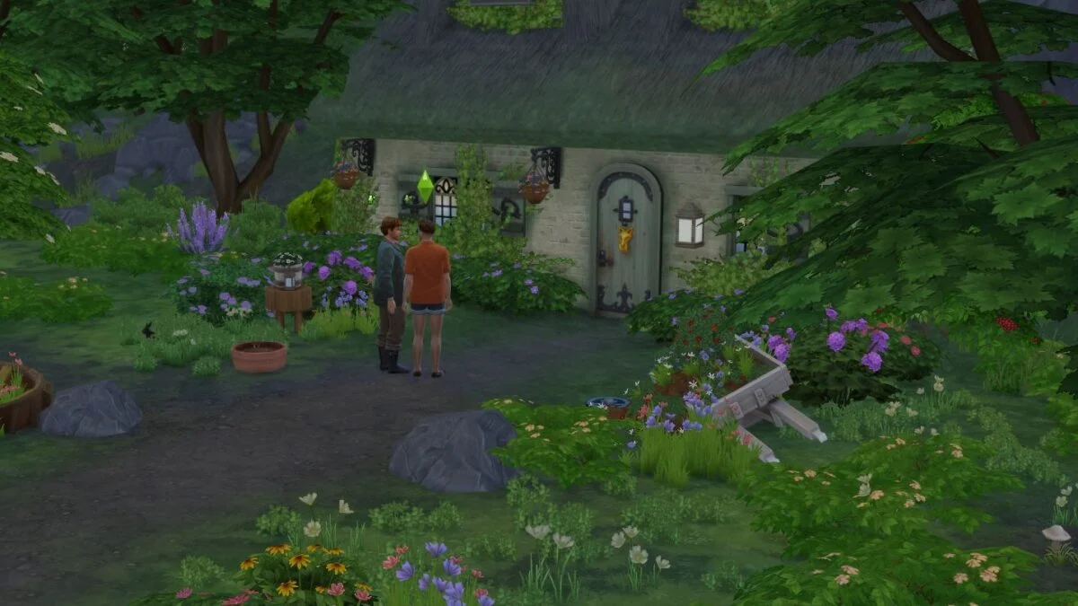 Sims 4 Landhaus-Leben Guide Zwei Sim-Männer unterhalten sich vor Cottage im Wald