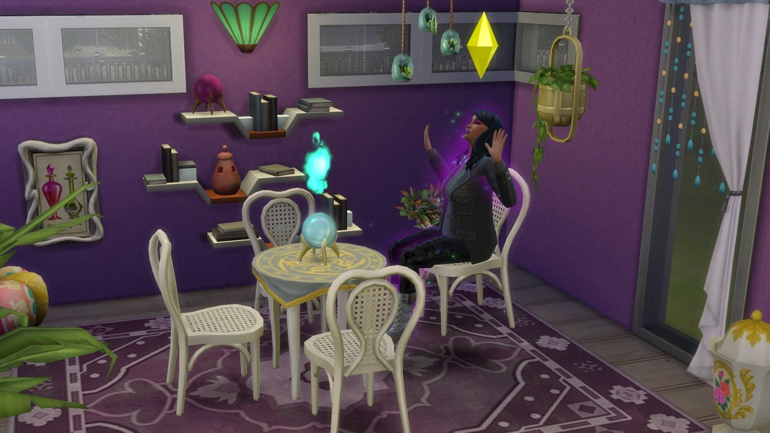 Sims 4 Paranormale Phänomene Sim-Frau sitzt gestikulierend auf schwebendem Stuhl an Séance-Tisch mit Kristallkugel