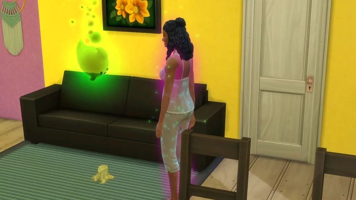 Sims 4 Paranormale Phänomene Sim-Frau steht vor grün leuchtendem Geist in Wohnzimmer