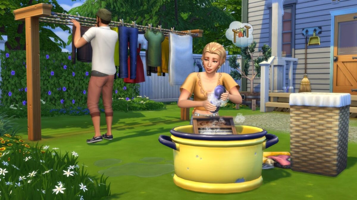 Sims-4-Frau wäscht Wäsche im Garten an einem Waschzuber, während ihr Gatte Wäsche auf die Leine hängt.