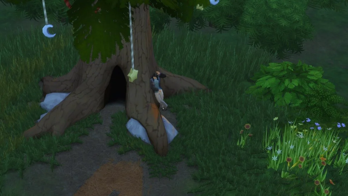 Sims 4 Werwölfe Sim lehnt an hohem Nadelbaum in grüner Natur