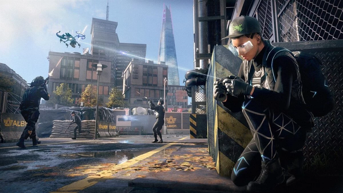 Watch Dogs Legion Hackerin steuert Drohne im Kampf gegen zwei Albion-Schergen